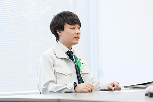 学生時代は、災害時に役立つ車両型ロボットを研究。